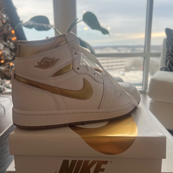 Air Jordan 1 Retro High OG "White and Gold" Women's Shoes - Picture 3 of 5